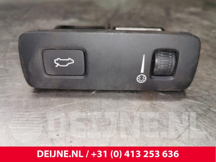 Używane Sciemniacz kokpitowy Volvo XC40 (XZ) 1.5 T3 12V Cena € 20,00 Procedura marży oferowane przez van Deijne Onderdelen Uden B.V.