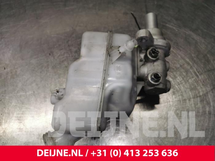 Master cylinder from a Ford Transit Custom 2.2 TDCi 16V FWD 2014