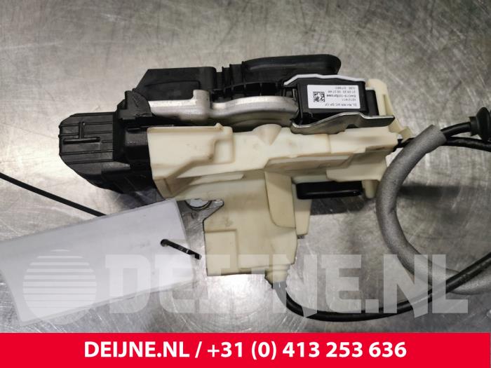 Rear door mechanism 4-door, right Volvo XC40 1.5 T5 Plug-in Hybrid 16V ...