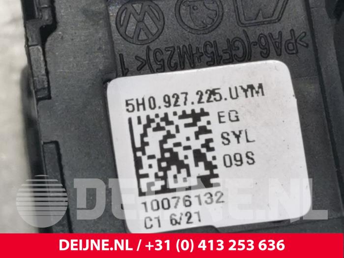 Przelacznik hamulca postojowego z Volkswagen Golf VIII (CD1) 1.5 eTSI 16V 2021