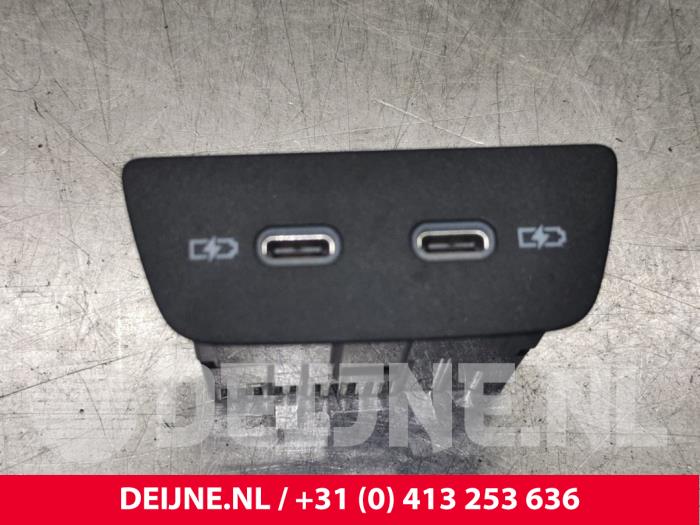 Conexión AUX-USB de un Volkswagen Golf VIII (CD1) 1.5 eTSI 16V 2021