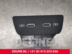 Used AUX / USB connection Volkswagen Golf VIII (CD1) 1.5 eTSI 16V Price € 15,00 Margin scheme offered by van Deijne Onderdelen Uden B.V.