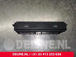 Używane Zlacze AUX/USB Volkswagen Golf VIII (CD1) 1.5 eTSI 16V Cena € 14,00 Procedura marży oferowane przez van Deijne Onderdelen Uden B.V.