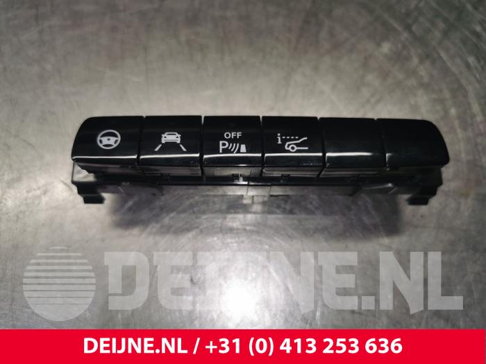 Interruptor PDC de un Mercedes-Benz C (W205) C-220 2.2 CDI BlueTEC, C-220 d 16V 2014