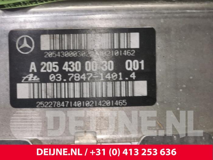 Assistant de freinage d'un Mercedes-Benz C (W205) C-220 2.2 CDI BlueTEC, C-220 d 16V 2014