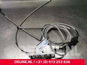 Used Sliding door lock mechanism, right Volkswagen Crafter (SY) 2.0 TDI Price € 121,00 Inclusive VAT offered by van Deijne Onderdelen Uden B.V.