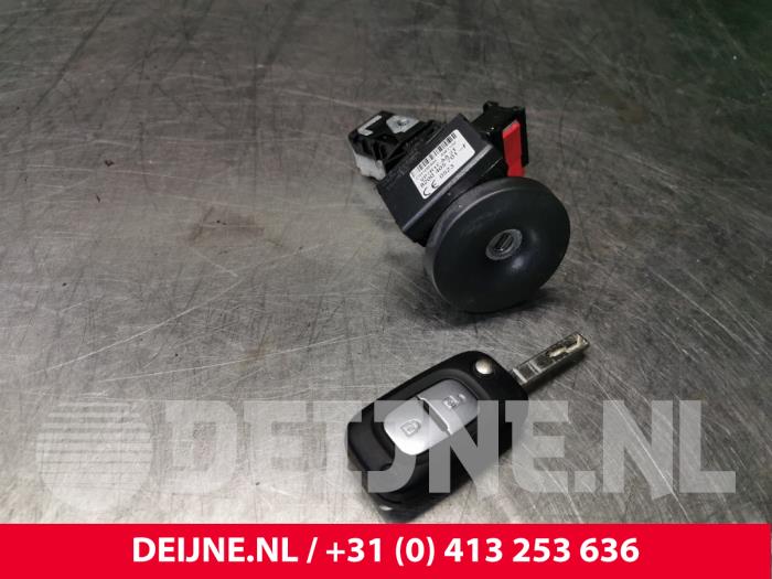 Używane Stacyjka + Kluczyk Renault Master III (EV/HV/UV/VA/VB/VD/VF/VG/VJ) 2.3 dCi 130 16V RWD Cena € 151,25 Z VAT oferowane przez van Deijne Onderdelen Uden B.V.