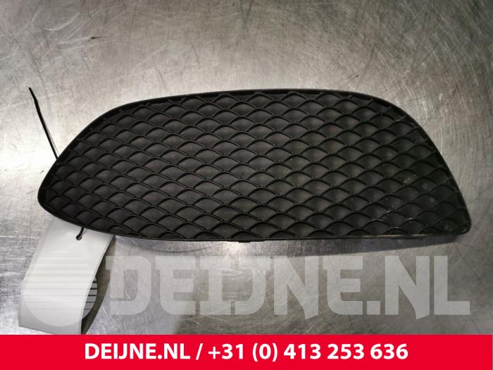 Bumper grille from a Mercedes-Benz C Estate (S205) C-350 e 2.0 16V 2015