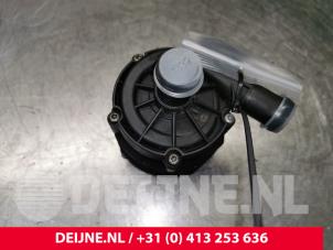 Usagé Pompe à eau supplémentaire Audi A3 Sportback (8VA/8VF) 1.4 TFSI 16V e-tron Prix € 14,00 Règlement à la marge proposé par van Deijne Onderdelen Uden B.V.