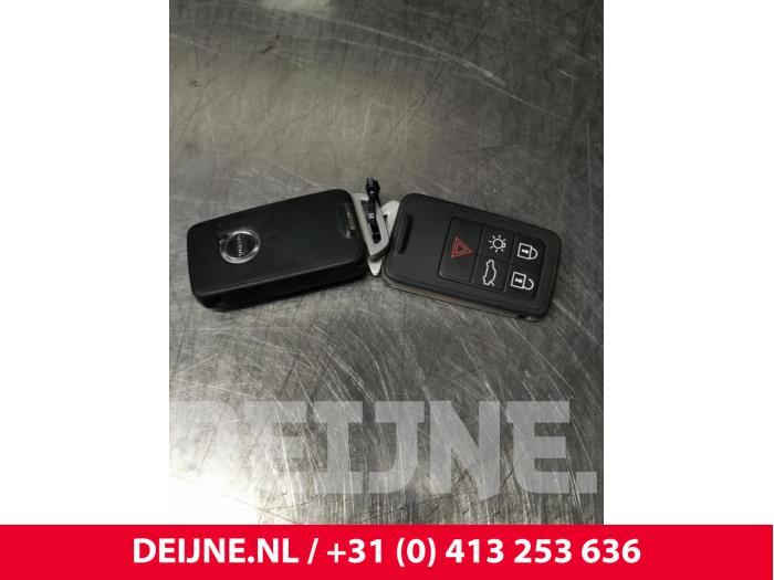 Ignition lock + key from a Volvo V40 (MV) 2.0 T2 16V 2017