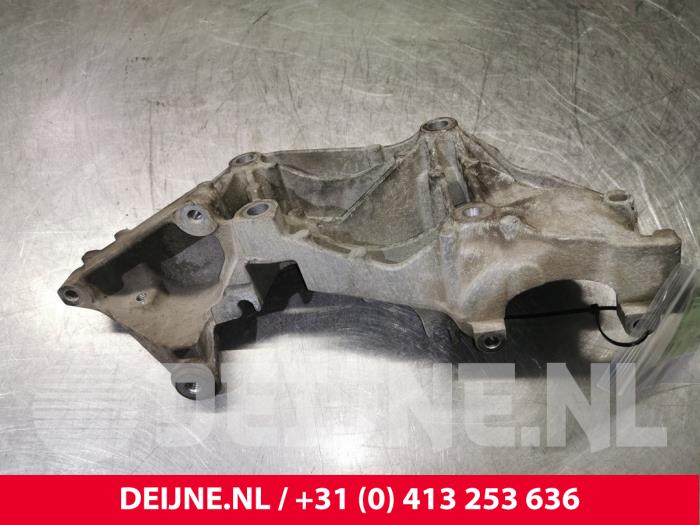 Usagé Support dynamo haut Opel Movano 2.3 CDTi 16V FWD Prix € 60,50 Prix TTC proposé par van Deijne Onderdelen Uden B.V.