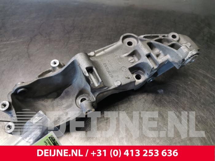 Usagé Support dynamo haut Opel Movano 2.3 CDTi 16V FWD Prix € 60,50 Prix TTC proposé par van Deijne Onderdelen Uden B.V.