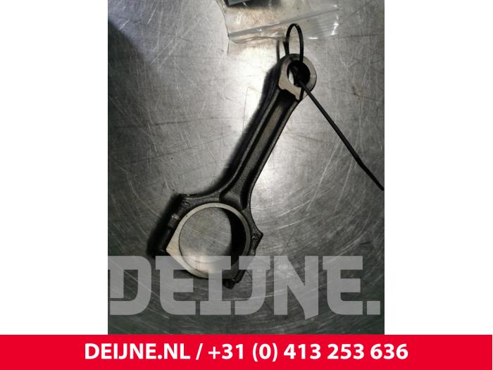Używane Korbowód Opel Astra J Sports Tourer (PD8/PE8/PF8) 1.4 Turbo 16V Cena € 35,00 Procedura marży oferowane przez van Deijne Onderdelen Uden B.V.