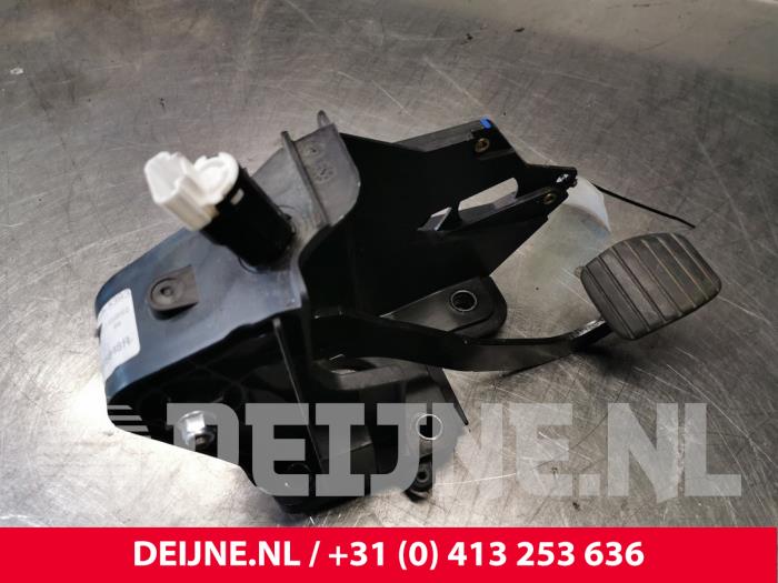 Używane Pedal hamulca Renault Master III (EV/HV/UV/VA/VB/VD/VF/VG/VJ) 2.3 dCi 130 16V RWD Cena € 60,50 Z VAT oferowane przez van Deijne Onderdelen Uden B.V.