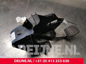 Used Brake pedal Renault Master IV (EV/HV/UV/VA/VB/VD/VF/VG/VJ) 2.3 dCi 130 16V RWD Price on request offered by van Deijne Onderdelen Uden B.V.