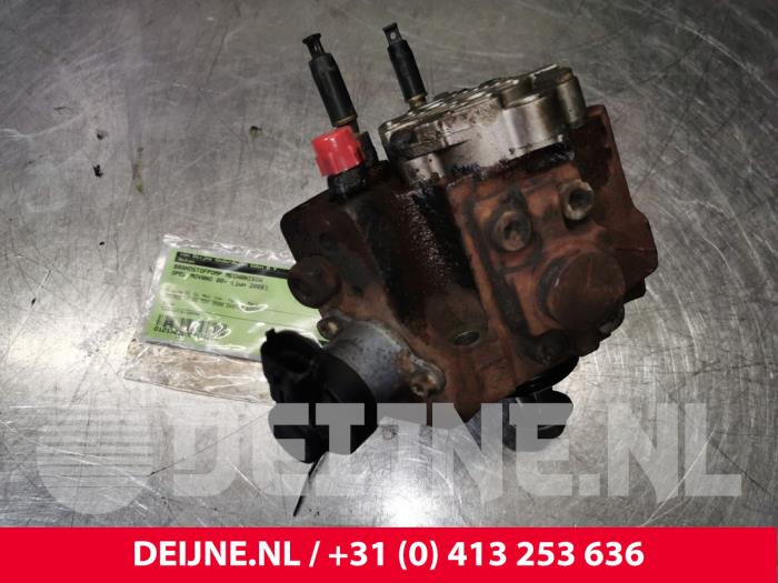 Mechanical fuel pump from a Opel Movano (4A1; 4A2; 4B2; 4B3; 4C2; 4C3) 2.5 CDTI 16V DPF 2008