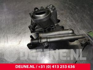 Usagé Pompe à huile Opel Corsa E 1.0 SIDI Turbo 12V Prix € 75,00 Règlement à la marge proposé par van Deijne Onderdelen Uden B.V.