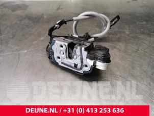 Used Door lock mechanism 2-door, right Volkswagen Transporter T6 2.0 TDI 150 Price € 90,75 Inclusive VAT offered by van Deijne Onderdelen Uden B.V.