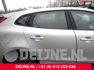 Gebrauchte Dreieckfenster rechts hinten Volvo V40 (MV) 2.0 T2 16V Preis € 75,00 Margenregelung angeboten von van Deijne Onderdelen Uden B.V.