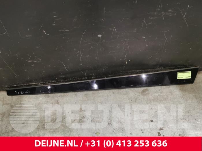 Używane Listwa ozdobna Tesla Model S 70D Cena € 121,00 Z VAT oferowane przez van Deijne Onderdelen Uden B.V.
