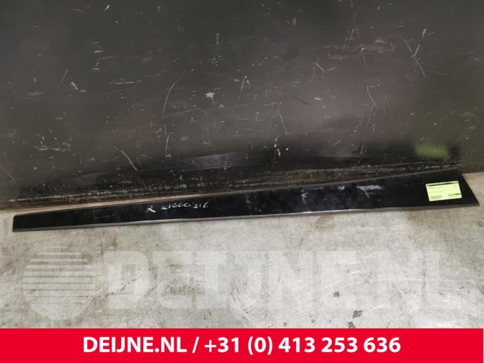 Używane Listwa ozdobna Tesla Model S 70D Cena € 121,00 Z VAT oferowane przez van Deijne Onderdelen Uden B.V.