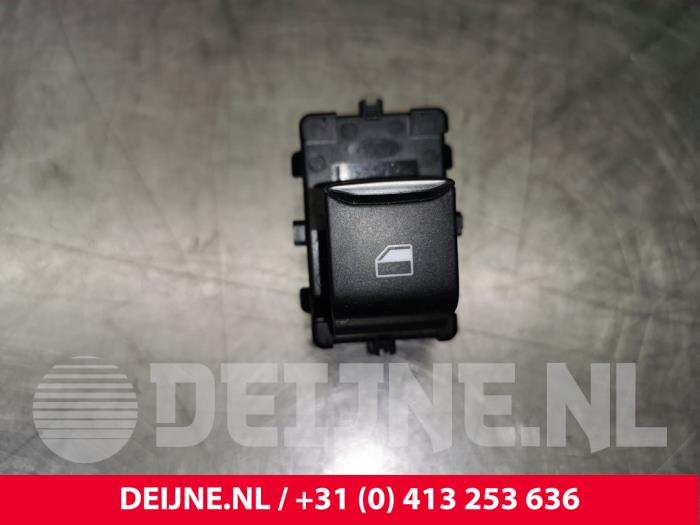 Usados Interruptor de ventanilla eléctrica Ford Transit Custom Precio € 6,05 IVA incluido ofrecido por van Deijne Onderdelen Uden B.V.