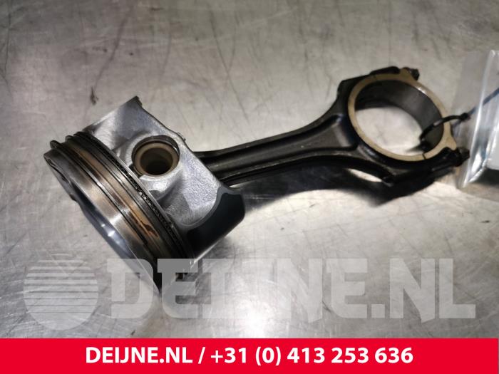 Usados Pistón Mercedes C Estate (S205) C-350 e 2.0 16V Precio € 100,00 Norma de margen ofrecido por van Deijne Onderdelen Uden B.V.