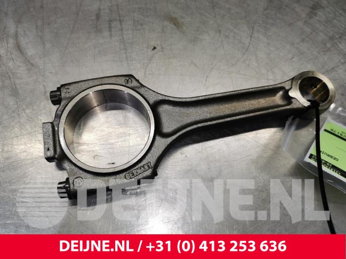 Usagé Bielle Porsche Cayenne (9PA) 4.5 S V8 32V Prix € 80,00 Règlement à la marge proposé par van Deijne Onderdelen Uden B.V.