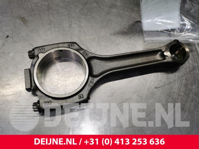 Usagé Bielle Porsche Cayenne (9PA) 4.5 S V8 32V Prix € 80,00 Règlement à la marge proposé par van Deijne Onderdelen Uden B.V.