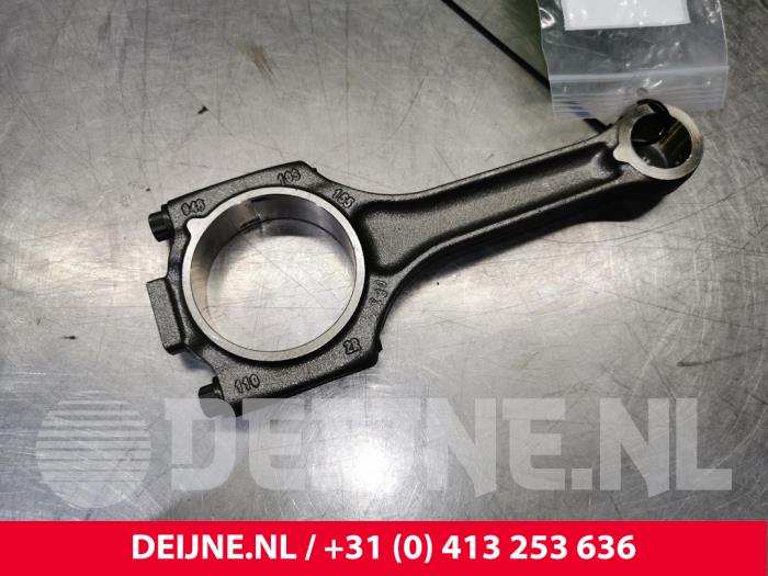 Usagé Bielle Porsche Cayenne (9PA) 4.5 S V8 32V Prix € 80,00 Règlement à la marge proposé par van Deijne Onderdelen Uden B.V.