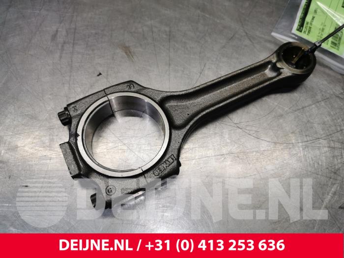 Usagé Bielle Porsche Cayenne (9PA) 4.5 S V8 32V Prix € 80,00 Règlement à la marge proposé par van Deijne Onderdelen Uden B.V.