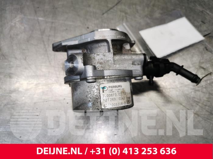 Vacuum pump (diesel) from a Nissan NV 200 Evalia (M20M) 1.5 dCi 90 2014