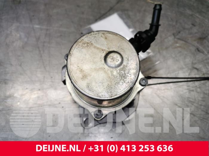 Vacuum pump (diesel) from a Nissan NV 200 Evalia (M20M) 1.5 dCi 90 2014