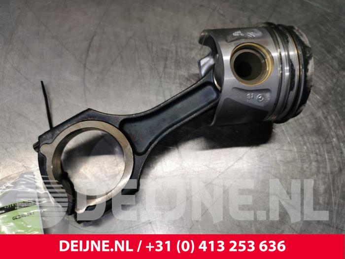 Gebrauchte Kolben Mercedes Vito Preis € 60,50 Mit Mehrwertsteuer angeboten von van Deijne Onderdelen Uden B.V.