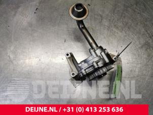 Usados Bomba de aceite Volkswagen Transporter T5 2.0 TDI DRF Precio € 96,80 IVA incluido ofrecido por van Deijne Onderdelen Uden B.V.