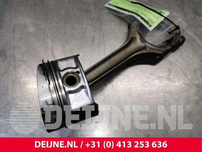 Usados Pistón Porsche Cayenne (9PA) 3.2 V6 24V Precio € 120,00 Norma de margen ofrecido por van Deijne Onderdelen Uden B.V.