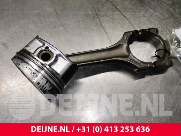 Usados Pistón Porsche Cayenne (9PA) 3.2 V6 24V Precio € 120,00 Norma de margen ofrecido por van Deijne Onderdelen Uden B.V.