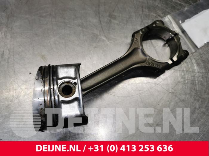 Usados Pistón Porsche Cayenne (9PA) 3.2 V6 24V Precio € 120,00 Norma de margen ofrecido por van Deijne Onderdelen Uden B.V.