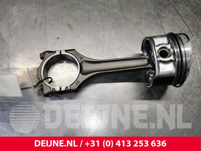 Usados Pistón Porsche Cayenne (9PA) 3.2 V6 24V Precio € 120,00 Norma de margen ofrecido por van Deijne Onderdelen Uden B.V.