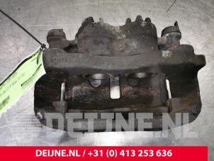 Used Front brake calliper, left Nissan NV 400 2.3 dCi 110 16V Price on request offered by van Deijne Onderdelen Uden B.V.