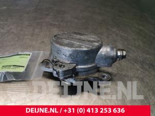 Używane Pompa prózniowa (Diesel) Opel Vivaro 2.5 CDTI 16V Cena € 36,30 Z VAT oferowane przez van Deijne Onderdelen Uden B.V.