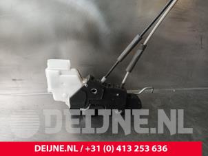 Begagnade Dörrlåsmekanism, 2-dörrars, höger Hyundai H-300 2.5 CRDi Pris € 48,40 Inklusive moms erbjuds av van Deijne Onderdelen Uden B.V.