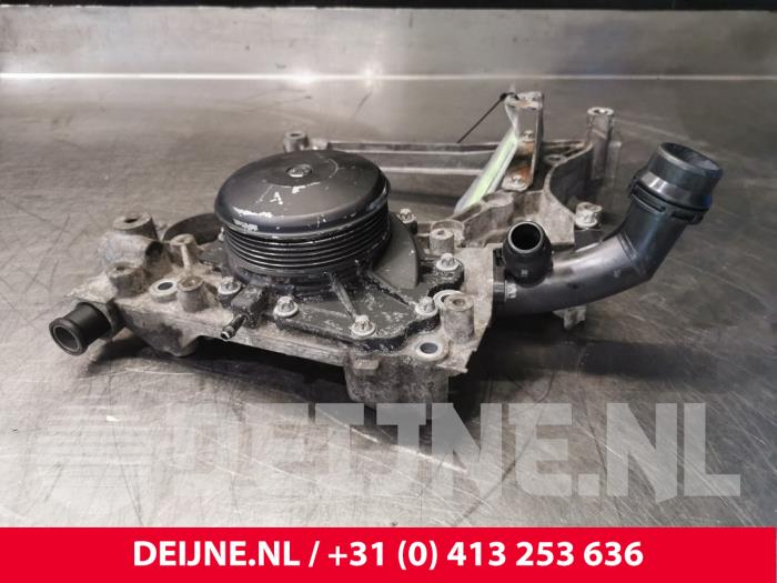 Usagé Support dynamo bas Mercedes C (W205) C-220 2.2 CDI BlueTEC, C-220 d 16V Prix € 70,00 Règlement à la marge proposé par van Deijne Onderdelen Uden B.V.