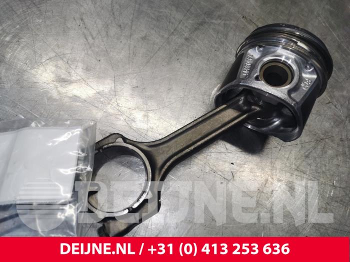 Usados Pistón Fiat Doblo Cargo (223) 1.3 D 16V Multijet Precio € 72,60 IVA incluido ofrecido por van Deijne Onderdelen Uden B.V.