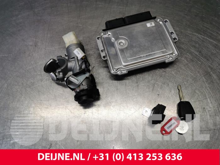Używane Stacyjka + Kluczyk Hyundai H-300 2.5 CRDi Cena € 302,50 Z VAT oferowane przez van Deijne Onderdelen Uden B.V.