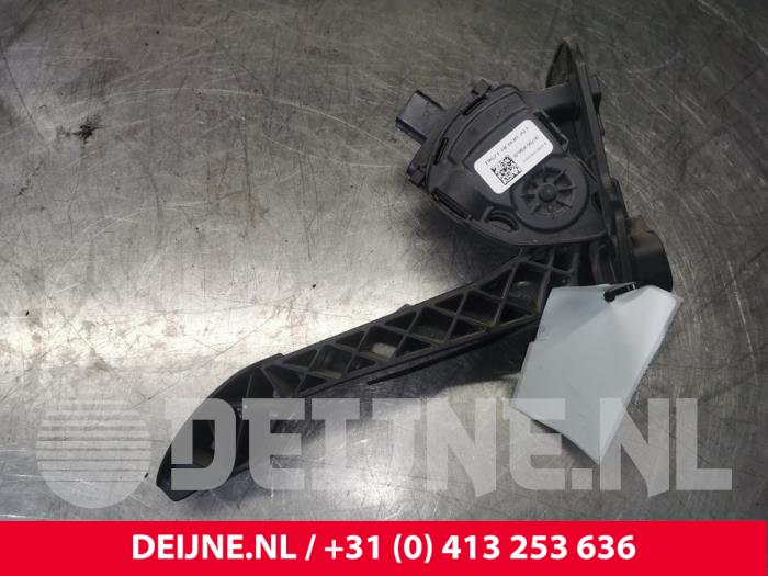 Accelerator pedal from a Ford Transit 2.2 TDCi 16V RWD 2015