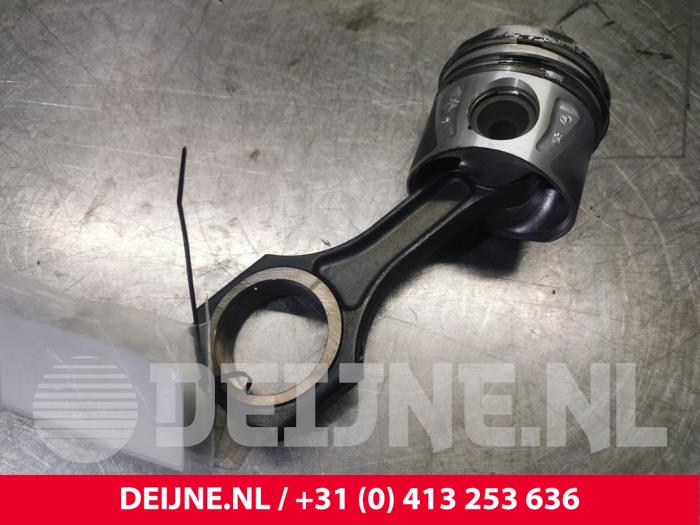 Usagé Piston Mercedes Sprinter 3t (906.61) 213 CDI 16V Prix € 60,50 Prix TTC proposé par van Deijne Onderdelen Uden B.V.