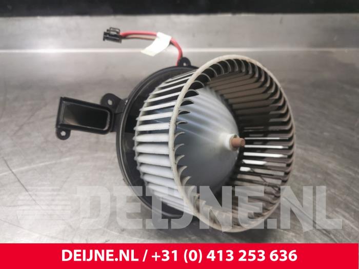Heating and ventilation fan motor from a Mercedes-Benz Vito (447.6) 2.2 114 CDI 16V 2015