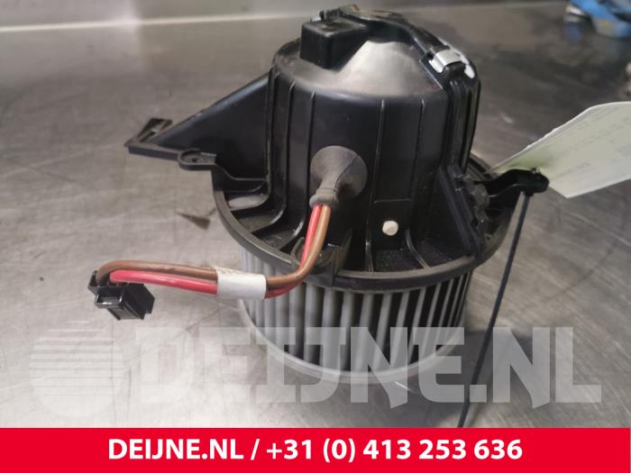 Heating and ventilation fan motor from a Mercedes-Benz Vito (447.6) 2.2 114 CDI 16V 2015