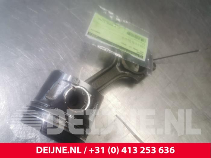 Usados Pistón Opel Combo 1.6 CDTI 16V Precio € 90,75 IVA incluido ofrecido por van Deijne Onderdelen Uden B.V.